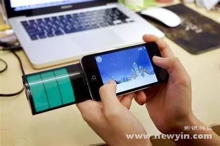 邊玩手機邊充電